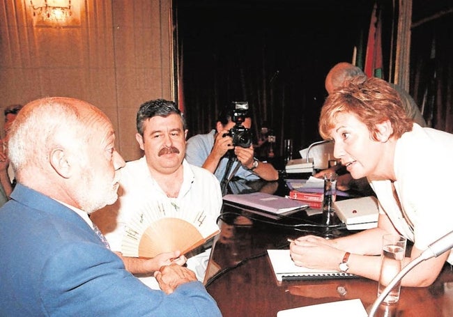 Los fallecidos Martín Toval y Antonio Romero, junto a Celia Villalobos en un pleno del Ayuntamiento de Málaga.