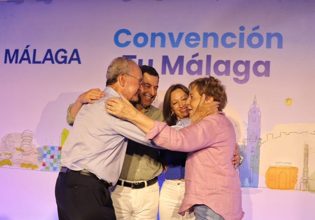 Este es el momento en el que Celia Villalobos le dijo a Paco de la Torre: «Está claro que yo no me equivoqué», junto a Juanma Moreno y Patricia Navarro.