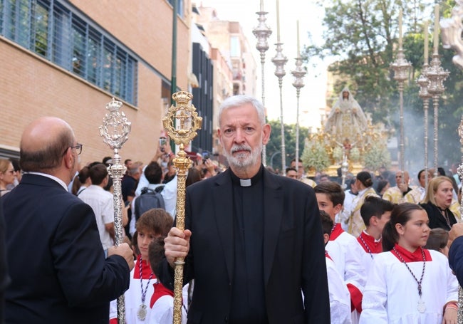 El deán de la Catedral y pregonero de la Semana Santa, José Manuel Ferrary, en la procesión.