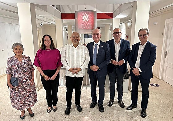 Rosa Francia, Mariana Pineda, Javier Camarena, Francisco de la Torre, López Mestanza y Juan Antonio Vigar tras el concierto del tenor mejicano en el Teatro Cervantes.