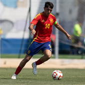 Izan Merino, con el balón en el duelo ante Estados Unidos este mediodía.