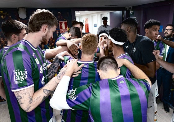 Los jugadores del Unicaja hacen piña antes del segundo partido, que se jugó en el Palau.