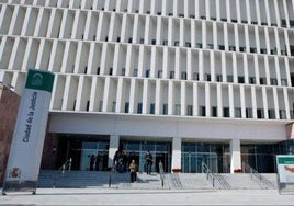 Abusa de una amiga afectada por el alcohol tras dormir con su novia en una habitación contigua en Ronda