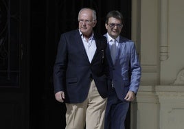 El abogado José Carlos Aguilera y Jamal Satli, a la salida del Ayuntamiento.