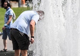 Hidratarse y refrescarse es una premisa vital contra el calor.