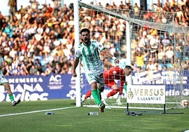 Chema Núñez celebra el gol de Álex Rubio que forzó la prórroga en Ponferrada el sábado.