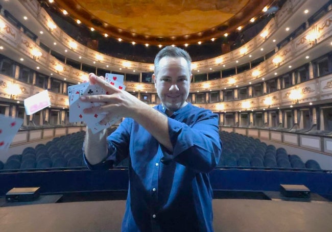Jorge Blass, sobre el escenario del Teatro Cervantes, antes de la entrevista.