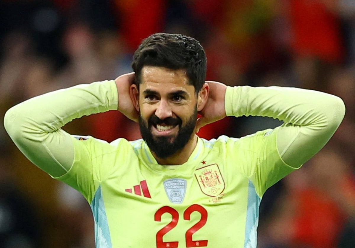 Isco se lamenta de la ocasión desaprovechada al poco de saltar al campo en un tiro frontal sacado a córner por Diogo Costa.