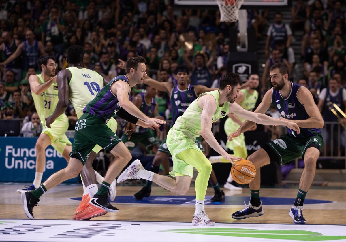Brizuela trata de superar a Kalinoski y Kravish.