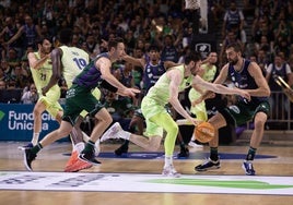 Brizuela trata de superar a Kalinoski y Kravish.