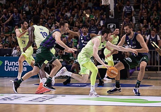 Brizuela trata de superar a Kalinoski y Kravish.