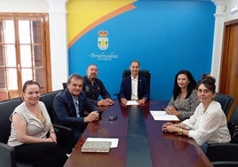 Encuentro entre el alcalde y miembros de su equipo con los empresarios.