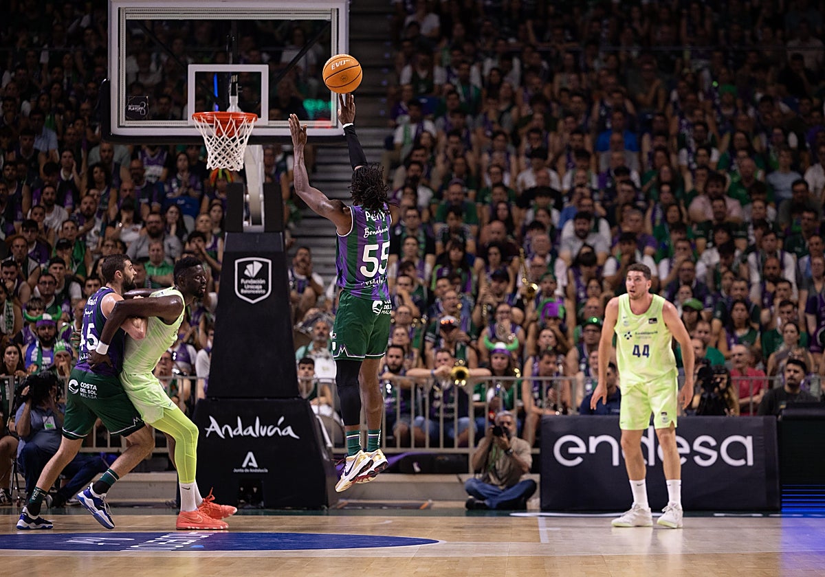Perry lanza a canasta en el partido contra el Barcelona.