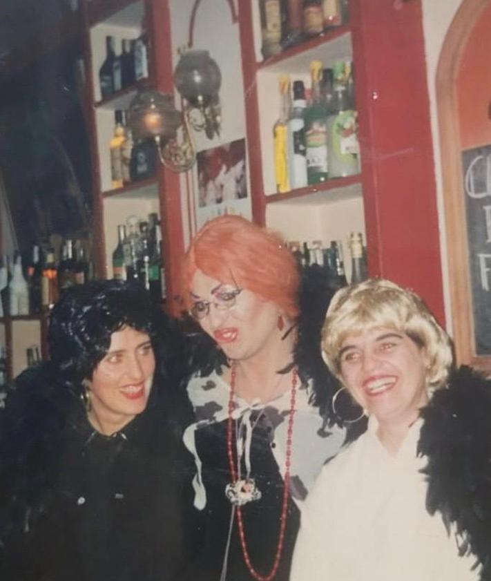 Imagen secundaria 2 - El album de fotos del local se nutre de estampas que van desde los 80 hasta los dos mil.
