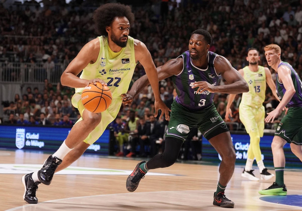 Melvin Ejim defiende a Jabari Parker en el partido del pasado domingo.