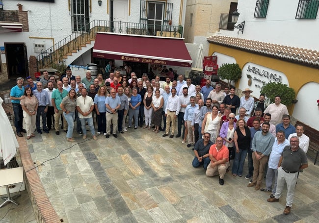 Ediles, alcaldes y cargos públicos del PSOE, en Sayalonga, este lunes.