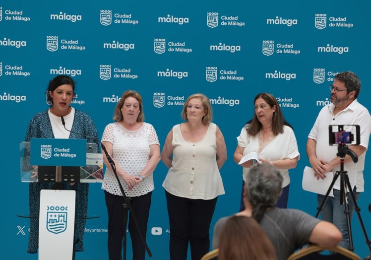 Toni Morillas, con las hermanas de Manuel José García Caparrós, Paqui, Purificación y Loli, y Joaquín Recio, en una rueda de prensa en el Ayuntamiento de Málaga.