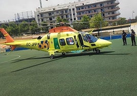 El helicóptero del 061, momentos antes de trasladar al herido a un hospital.