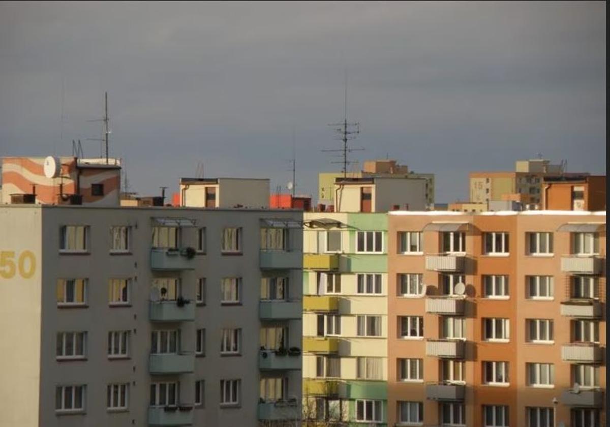 Gana la batalla judicial a una comunidad de vecinos: una sentencia le permite poner carteles en el edificio anunciando su actividad