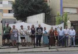 Familiares de alumnos del colegio y miembros del PSOE en la puerta del centro este martes