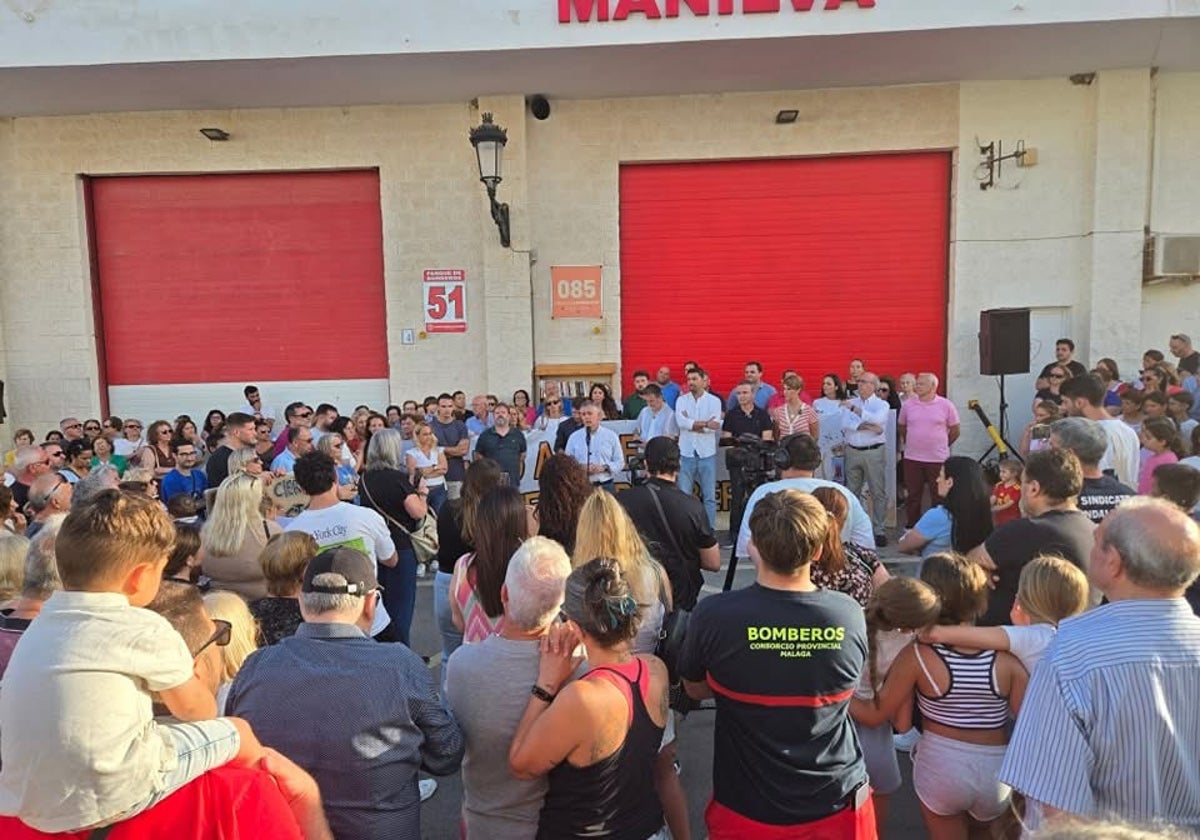 Imagen de la concentración en Manilva el pasado 9 de junio pidiendo que no se cierre el retén de bomberos.