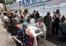 Imagen de la carpa instalada hoy en la calle José Iturbi.