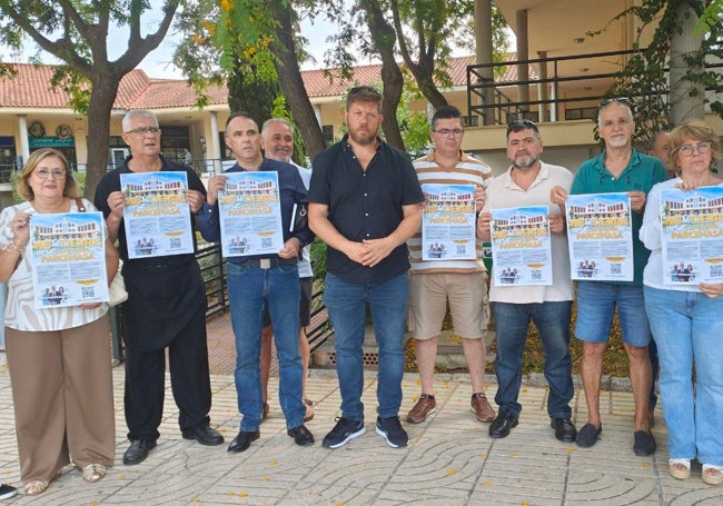 Nicolás Sguiglia, de Con Málaga, reunido, con los empleados de la cafetería.