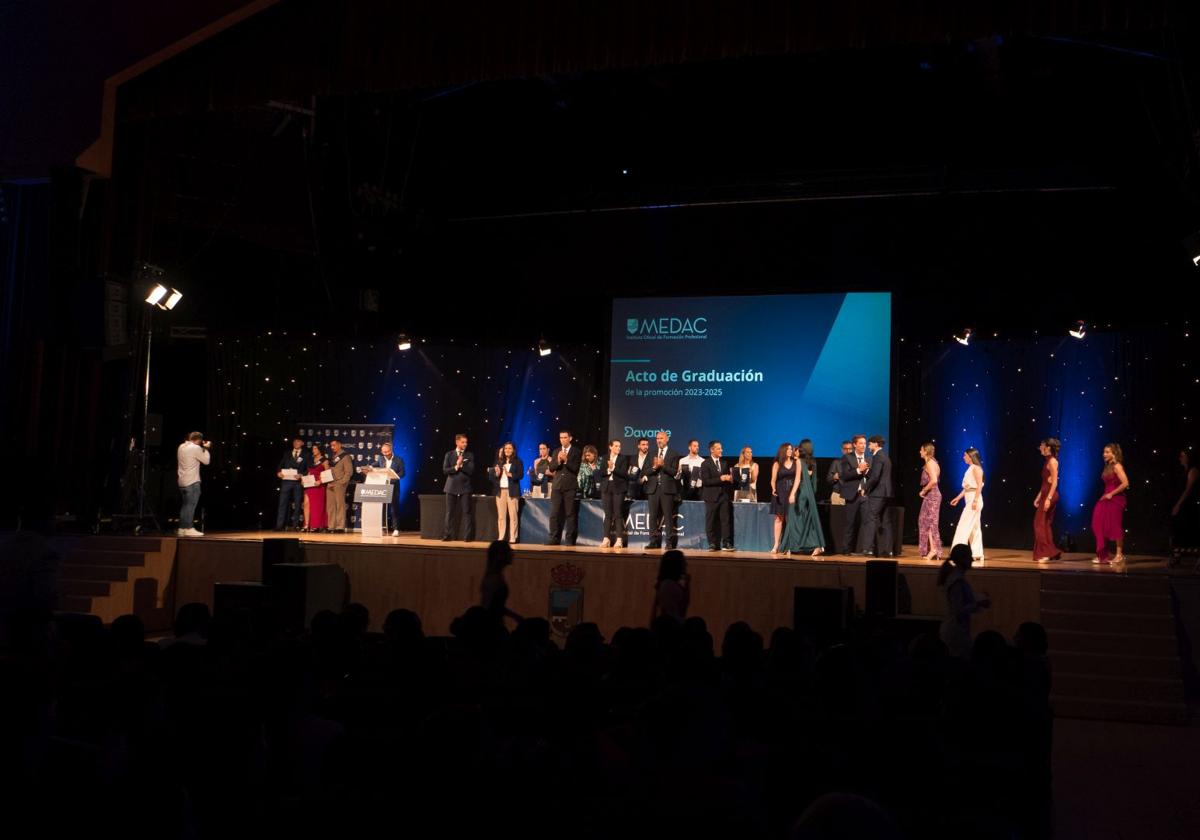 Más de 400 alumnos de Davante MEDAC se gradúan en Málaga en una emotiva ceremonia