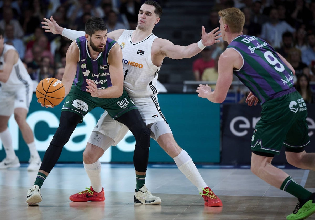 Tillie protege el balón ante la presión de Hezonja.