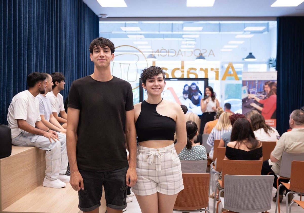 Manuel Espinosa y Ariana Martín, dos de los alumnos del bootcamp de Arrabal-AID.