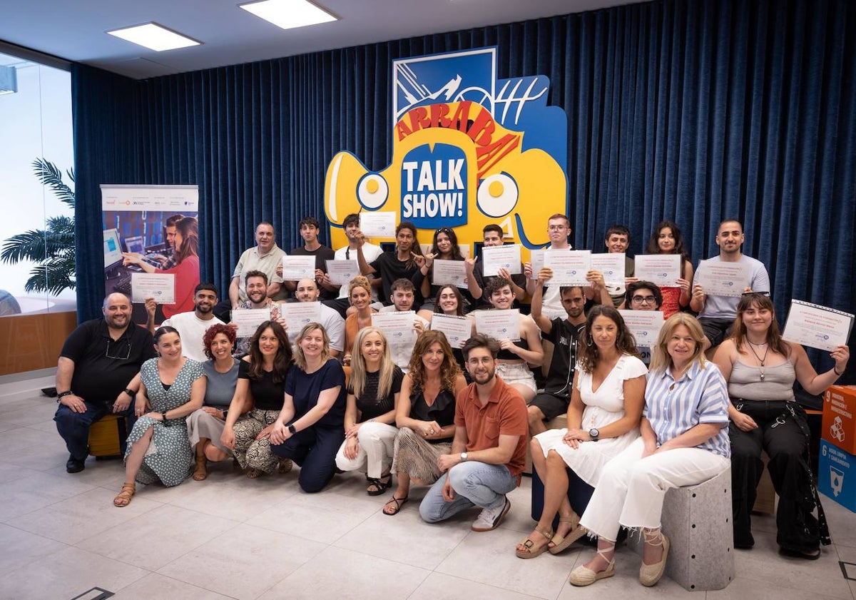 Imagen principal - El acto de clausura se celebró este miércoles en la sede de Arrabal-AID.