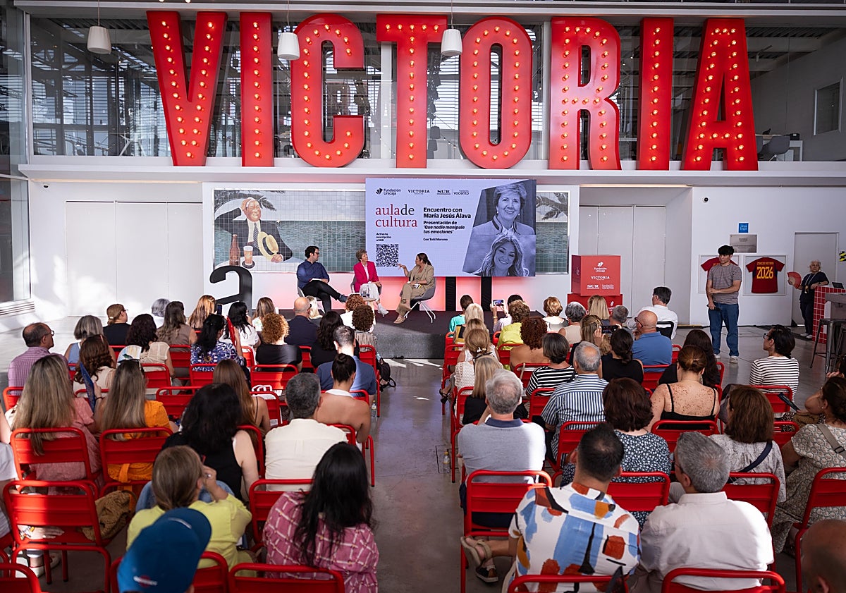 Imagen principal - María Jesús Álava: «Tenemos la juventud más manipulable de los últimos 20 años»