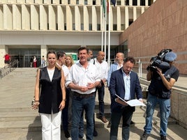 Los concejales de Vox, Yolanda Gómez y Antonio Alcázar, y el abogado y vicesecretario jurídico de la formación, Jesús Ruiz Ballesteros, en la Ciudad de la Justicia.