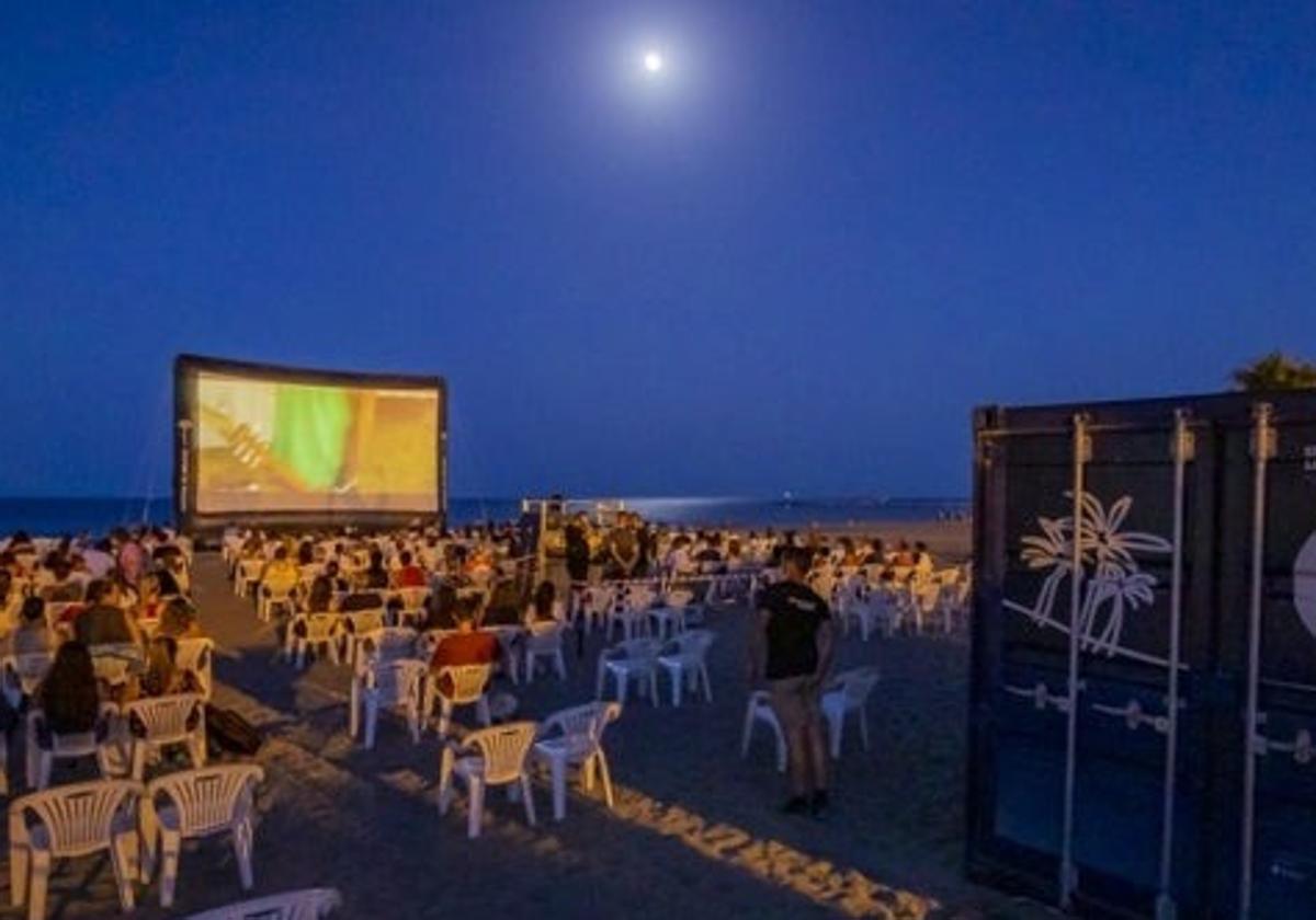 El programa 'Cine Abierto' vuelve a las playas, parques y plazas de Málaga este verano.