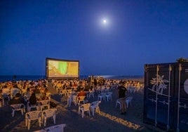 El programa 'Cine Abierto' vuelve a las playas, parques y plazas de Málaga este verano.