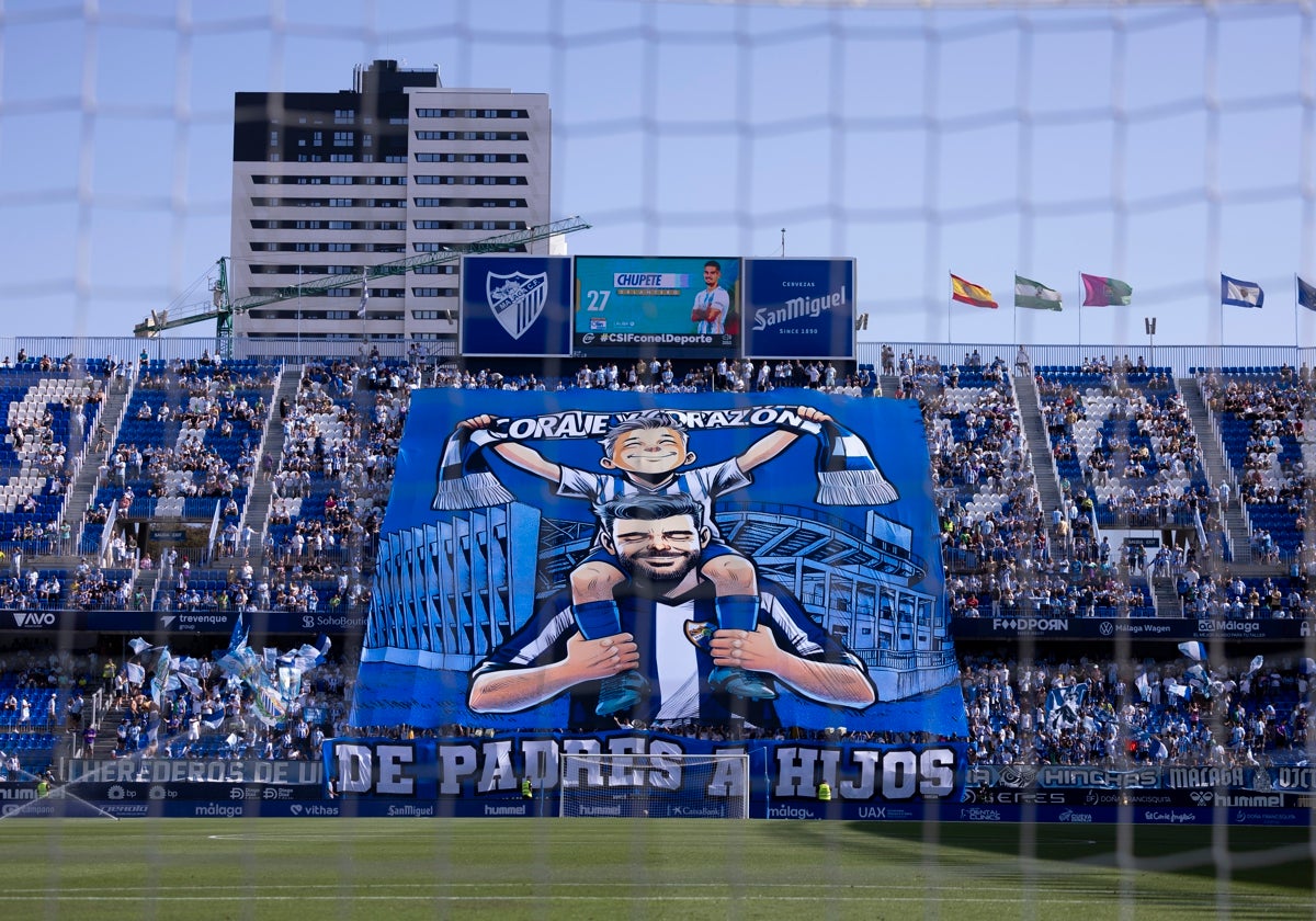 El Fondo Sur despliega el tifo más grande de la historia de La Rosaleda, en el duelo frente al Burgos.