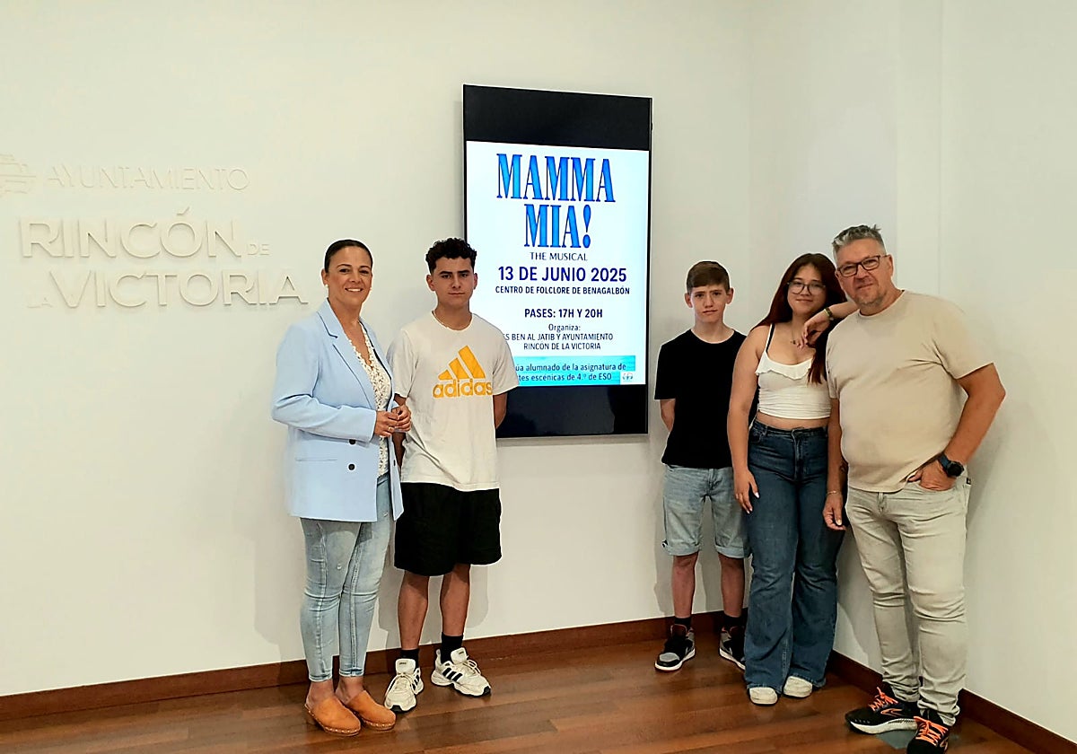 La concejala, con parte del equipo encargado del musical.