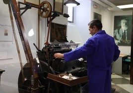 Máquina de la antigua Imprenta Sur que aún hoy sigue funcionando en el Centro Cultural Generación del 27.
