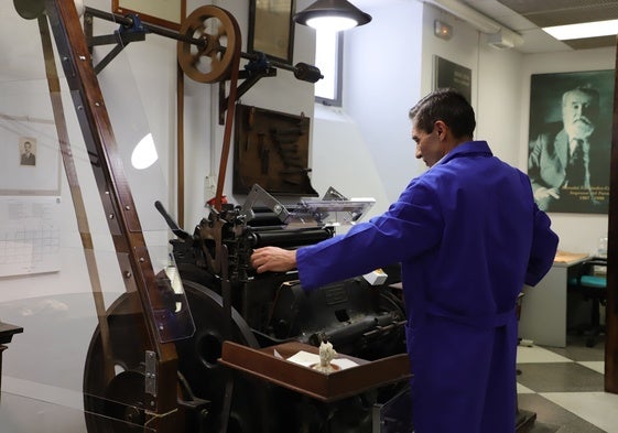 Máquina de la antigua Imprenta Sur que aún hoy sigue funcionando en el Centro Cultural Generación del 27.