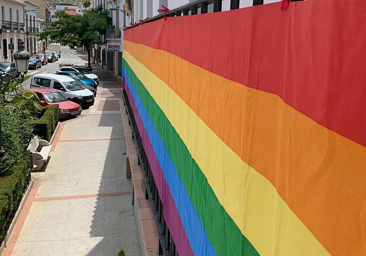 Imagen principal - El día que la Sierra Norte de Málaga dijo sí al Orgullo