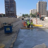 Trabajos para restablecer la calzada tras las obras del metro junto a El Corte Inglés.