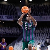 Sima, calentando antes del primer partido.