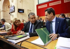 Moreno consulta datos con los consejeros Carolina España y Antonio Sanz.