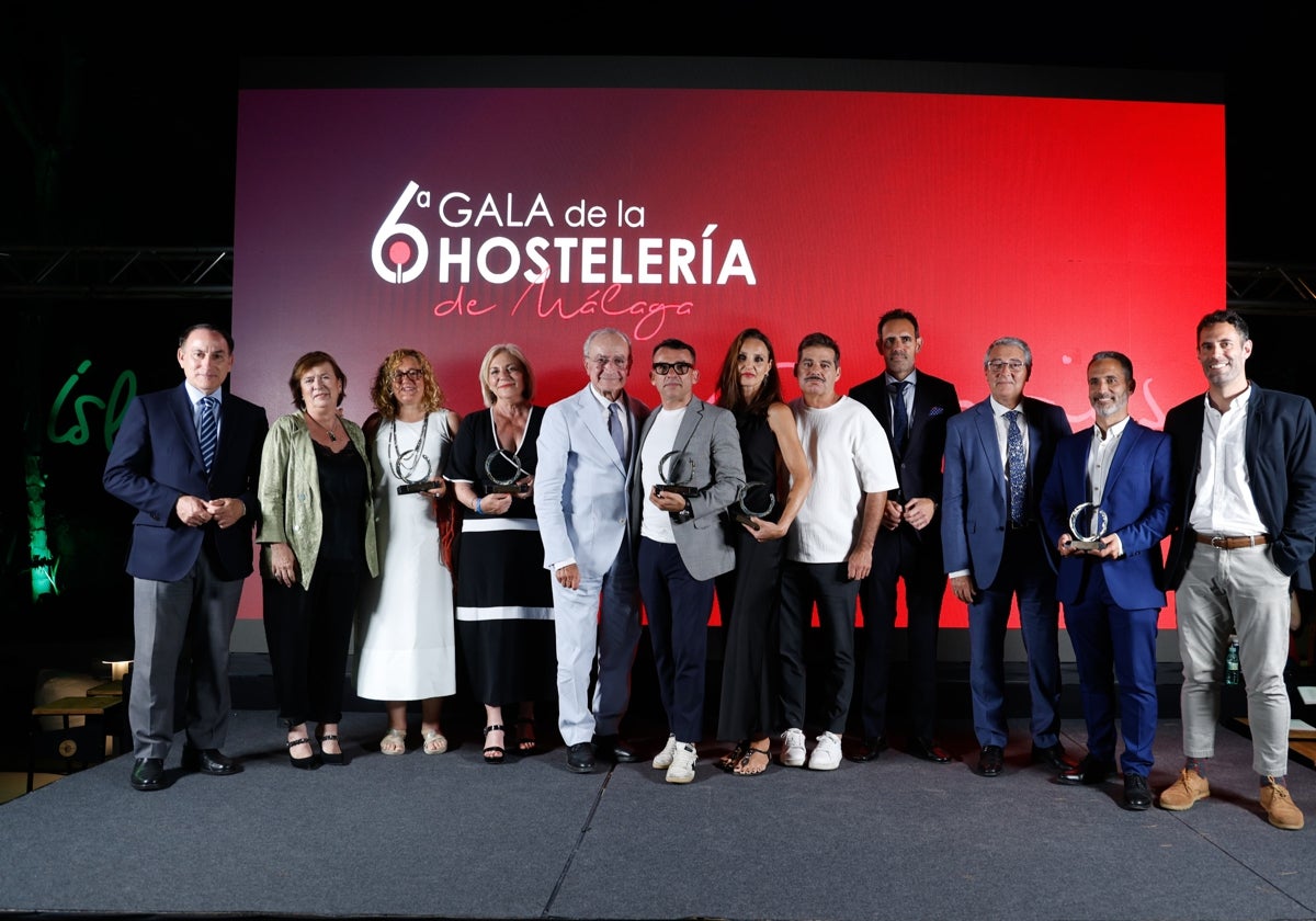 Foto de familia de autoridades, miembros de la asociación y premiados.