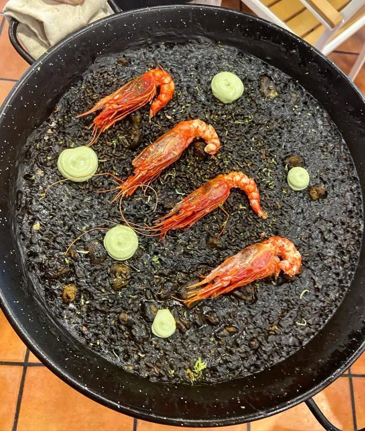 Imagen secundaria 2 - Cervezas, carabineros y jaque mate, la combinación que triunfa cada jueves en un bar de Teatinos