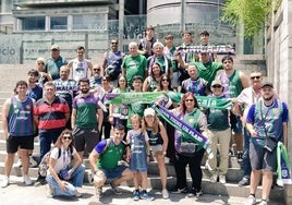 Los aficionados del Unicaja, en el exterior del Movistar Arena.