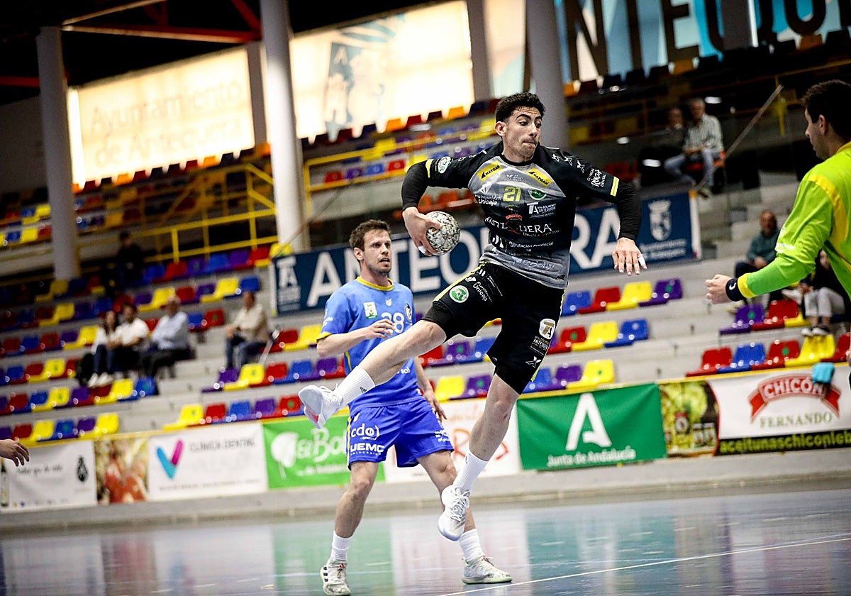 Isaac García se dispone a lanzar, jugando con el Antequera.