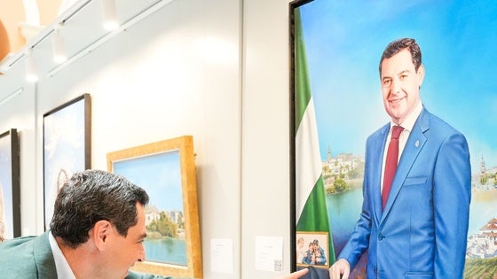 Juanma Moreno, este viernes en la inauguración de la exposición 'Almayéutica', en Sevilla.