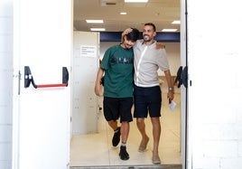 Kevin y Manu Molina, tras la despedida del onubense del jueves en La Rosaleda.