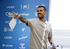 Manu Molina señala a un familiar el día de su despedida como jugador del Málaga.